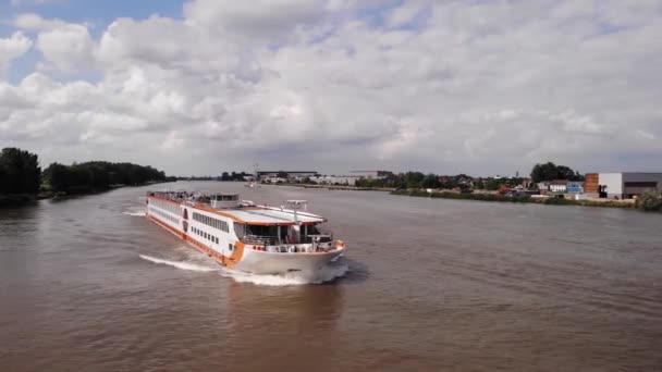 Vistastar河游轮在河畔的空中横渡船头 — 图库视频影像