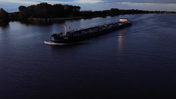 Ropný Tanker Plující Klidné Říční Vodě Oude Maas Poblíž Barendrechtu — Stock video