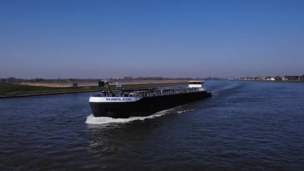 Enorma Lastfartyg Seglar Wide River Noord Nederländerna Statiskt Skott — Stockvideo