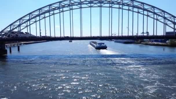 Barcaza Con Contragolpe Que Pasa Bajo Puente Del Arco Sobre — Vídeo de stock