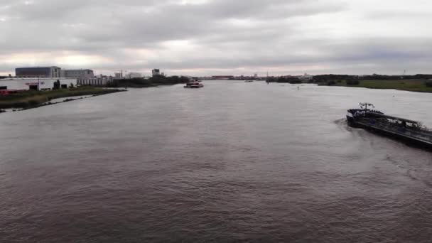 Vue Aérienne Sur Noord Rivière Avec Navire Citerne Montana Passant — Video