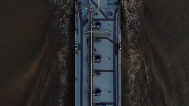 Tanque Azul Carregado Pesado Navegando Para Frente Rio Cor Escura — Vídeo de Stock