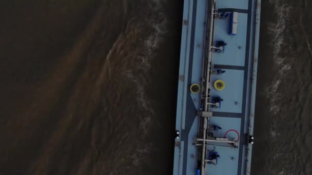 一艘载重的蓝色油轮在一条深蓝色的河流上向前航行 用它来导航雷达 无人机从上面发射 — 图库视频影像