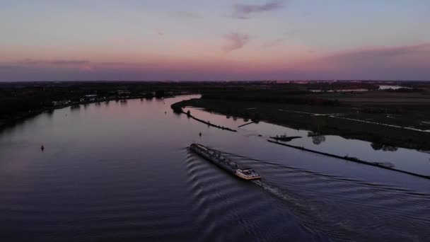 日没の空に対して船運河を航行石油タンカー 空中的ワイドショット — ストック動画
