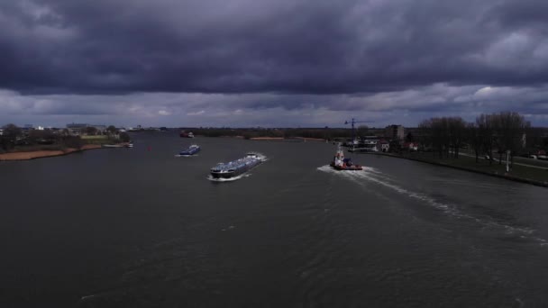 Δεξαμενή Φορτηγίδα Και Ρυμουλκό Βάρκα Ιστιοπλοΐα Στο Oude Maas Ποταμού — Αρχείο Βίντεο