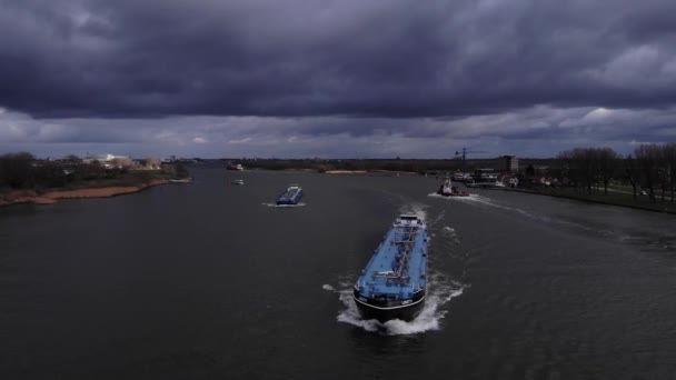 统一号油轮在河里的航景 石油工业概念 — 图库视频影像