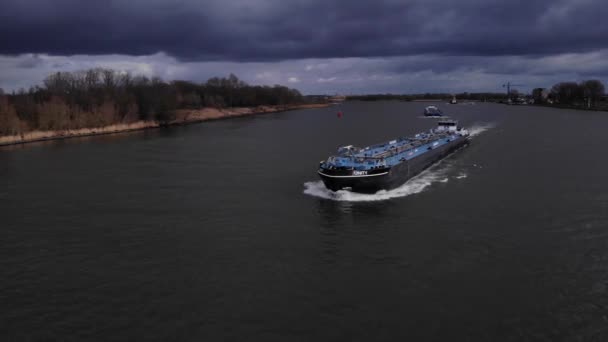 统一号油轮在河中的航景 石油工业概念 — 图库视频影像
