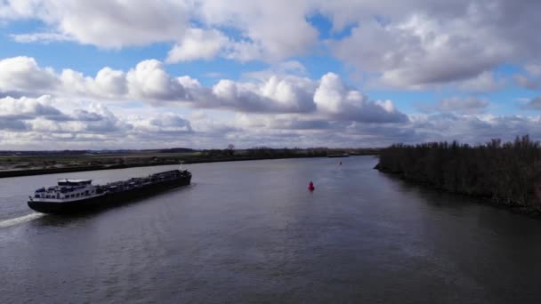 オランダの南オランダで昼間にアウデ マアス川で逆流したバルジの空中ビュー ドローン プルバック — ストック動画