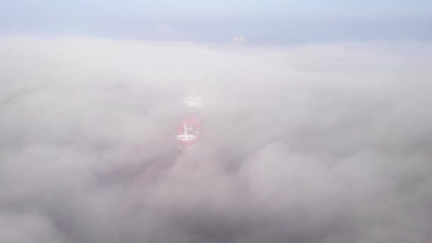 Vista Aérea Navio Atravessando Rio Zwijndrecht Holanda Dia Nublado Nebuloso — Vídeo de Stock