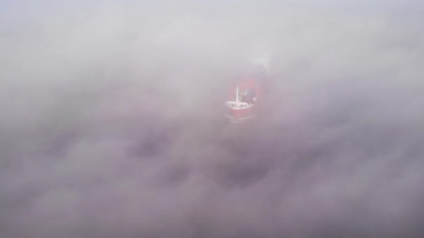 Flygfoto Över Lastfartyg Segling Havet Obskyr Tjock Dimma Nära Zwijndrecht — Stockvideo