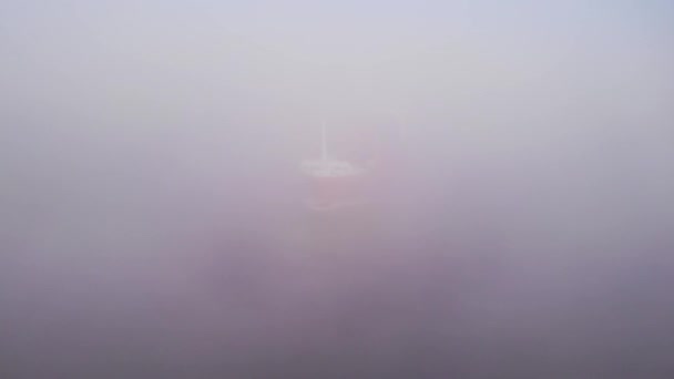 Navio Carga Atravessa Rio Nublado Pelo Nevoeiro Denso Início Manhã — Vídeo de Stock