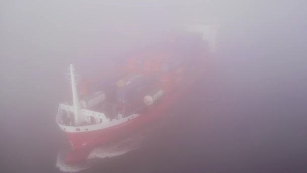 荷兰Zwijndrecht镇的大型货轮在覆盖着浓雾的河里航行 静态射击 — 图库视频影像