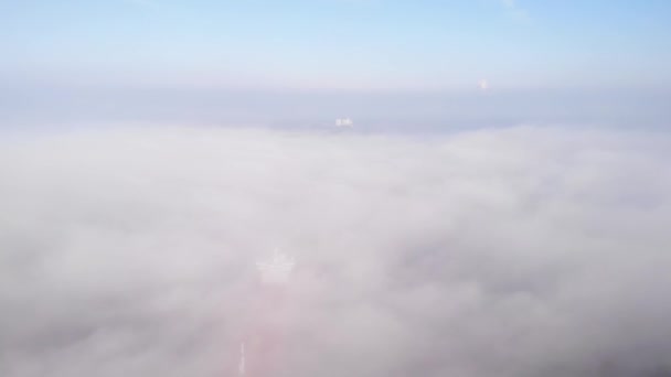 Лодка Плывет Реке Густой Туман Окутывает Окрестности Close — стоковое видео