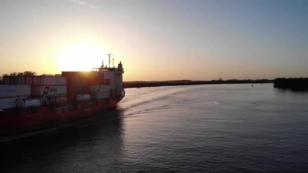 夕阳西下 货船载着多式联运集装箱船在奥德马斯河航行 — 图库视频影像