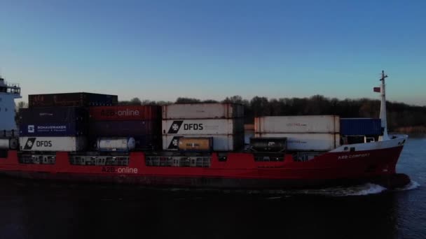 オランダのPuttershek近くのOude Maas川でインターモーダルコンテナを搭載した貨物船 パンニング ショット — ストック動画