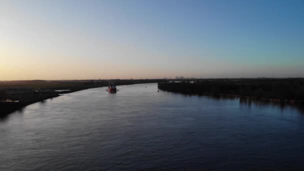オランダのサウスホラント州の夕暮れ時にゆっくりと外マアス川を旅する貿易船に接近 空中射撃 — ストック動画