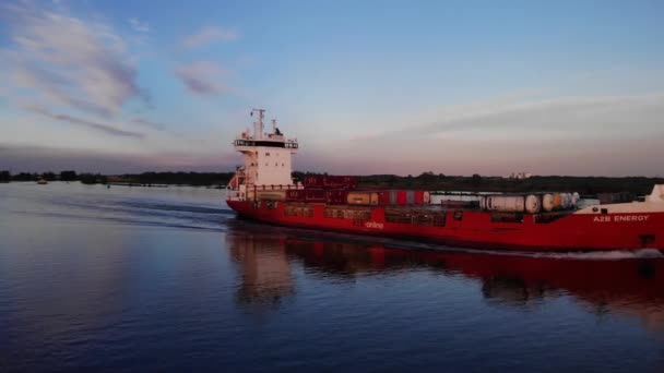 Rode Vaartuig Vervoer Container Bulktankers Ariel Schot Vrachtwagen Naar Rechts — Stockvideo