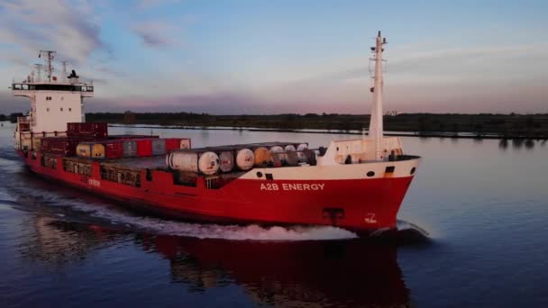 Buque Energía A2B Vela Roja Través Del Canal Agua Que — Vídeos de Stock