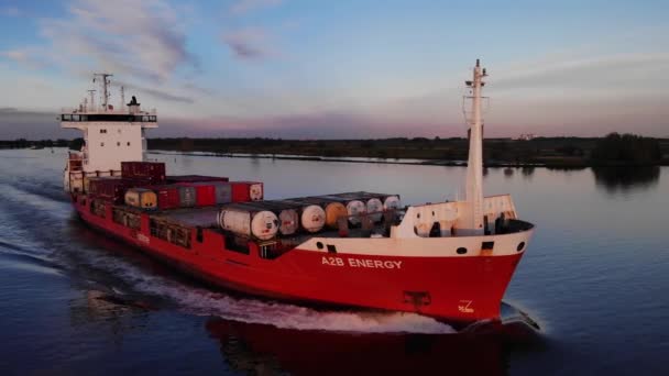 A2B Energy Container Ship Travelling River Daytime Inglés Aéreos — Vídeos de Stock