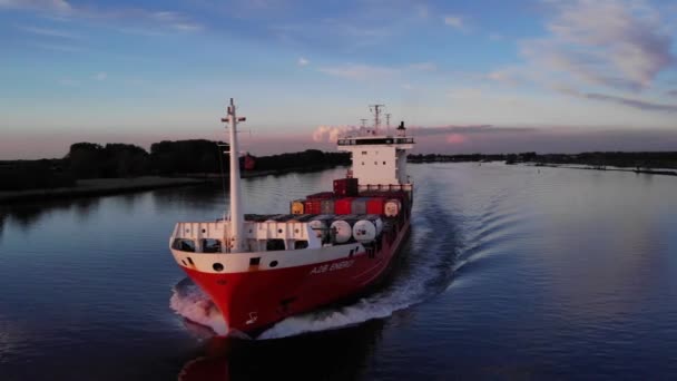 A2B Energy Container Vessel Shipping Containers Segling Floden Vid Solnedgången — Stockvideo