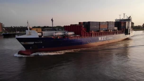 Elite Wec Lines Cargo Container Ship Movendo Longo Rio Oude — Vídeo de Stock