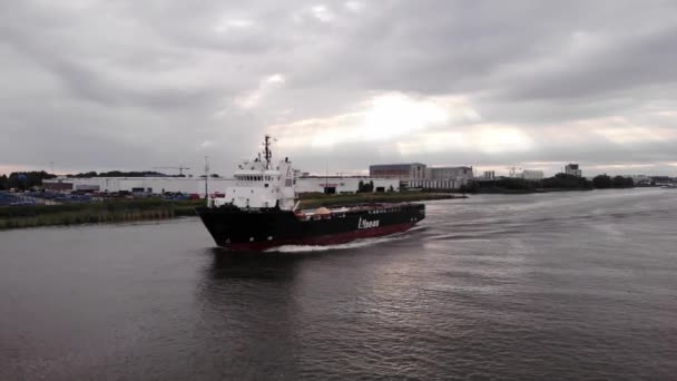 Fortress Boat Moves River Grey Skies Calm Water Buildings Banks — Stock Video