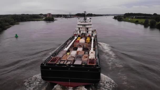 Festungsboot Nähert Sich Der Drohne Mit Grauem Himmel Und Gebäuden — Stockvideo