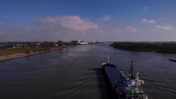 オランダのOude Maas川でのバージ船セーリングのバックウォッシュ — ストック動画