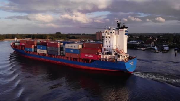 Barcaza Carga Con Granel Contenedores Intermodales Navegando Través Del Río — Vídeo de stock