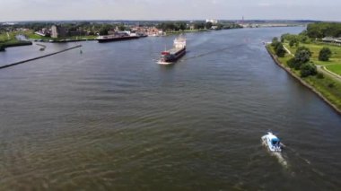 Büyük bir kargo gemisi Hollanda nehrinde yol alıyor. Hava aracı görüntüsü