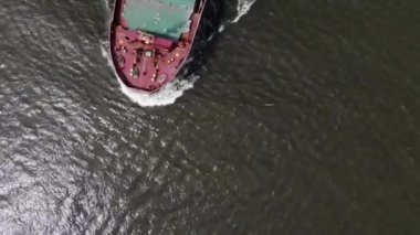 Kargo gemisi Hollanda nehrinde yol alıyor. Yukarıdan drone atışı