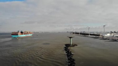 Marstal Maersk konteynır gemisi ve rüzgar türbinleriyle Hollanda 'daki Rotterdam limanının görüntüsü. hava aracı
