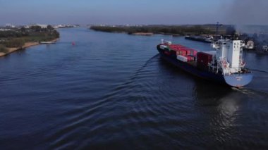 Yük gemileri suda. Nehrin yukarısındaki hava manzarası. Drone yükseliyor.