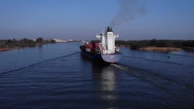Yük gemileri suda. Nehrin yukarısındaki hava manzarası. Drone yükseliyor.