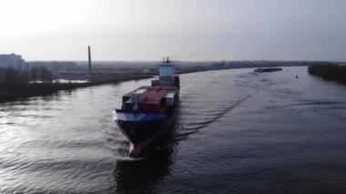 Yük gemileri suda. Nehrin yukarısındaki hava manzarası. Drone yükseliyor.