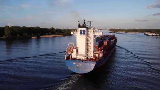 Jsp卡拉集装箱船通过荷兰河流运送联运集装箱的后视镜 空中飞行 — 图库视频影像