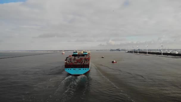 Obrovská Kontejnerová Loď Dvěma Motory Plujícími Pomalu Přístavu Rotterdam Zatímco — Stock video