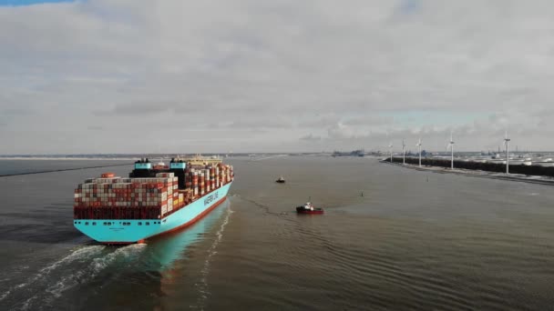 Két Kis Vontatóhajó Várja Hogy Marstal Maersk Nevű Óriási Konténerhajó — Stock videók