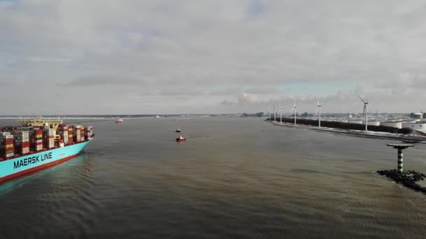 两艘小拖船在马什古尔以极慢的速度通过直升机平台时 等待协助巨轮马斯特里斯特 梅尔斯克号 Marstal Maersk 引导该船驶向泊位 无人驾驶卡车射击 — 图库视频影像