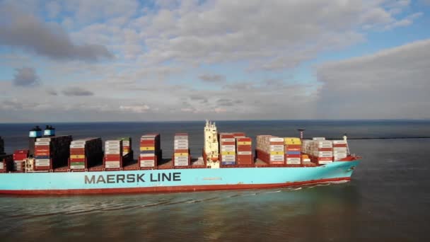 Olbrzymi Kontenerowiec Marstal Maersk Wchodzący Portu Rotterdamu Zatokami Ułożonymi Dziewięciu — Wideo stockowe