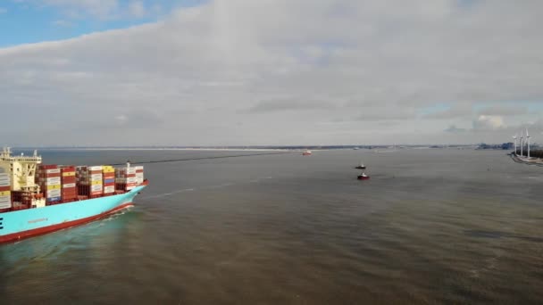 Δύο Ρυμουλκά Περιμένουν Βοηθήσουν Στην Μανούβρα Του Γιγαντιαίου Πλοίου Μεταφοράς — Αρχείο Βίντεο