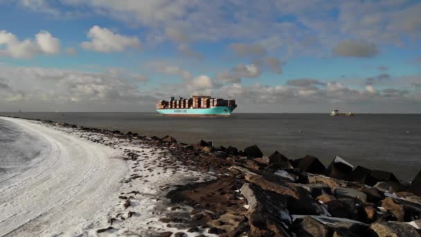 冬の寒い日には 巨大なコンテナ船 マースタル マースク Marstal Maersk がロッテルダム港に航行します ドローン台座ショット — ストック動画