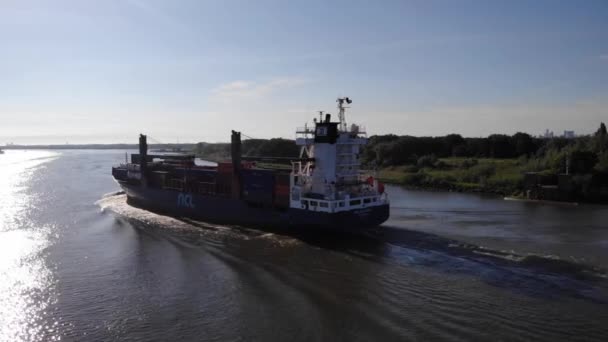 Silueta Nave Vela Vía Navegable Con Reflejo Luz Del Sol — Vídeo de stock