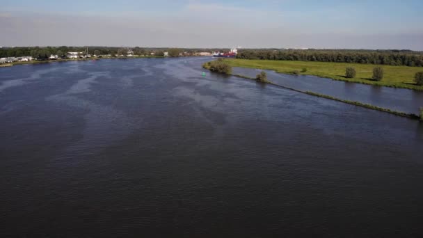 Krajobraz Rozległej Rzeki Wsi Ciągu Dnia Strzał Powietrza — Wideo stockowe