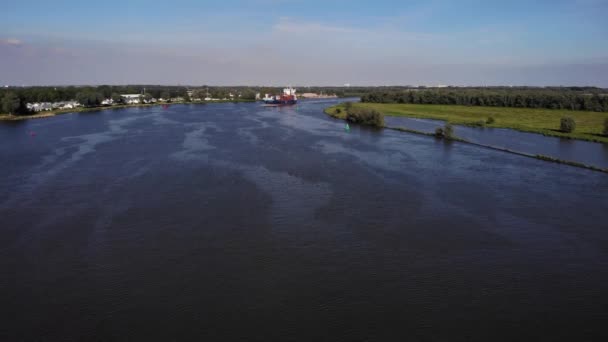 Rivierwater Rimpelen Met Containerschip Cruisen Een Zonnige Dag Wijd Luchtschot — Stockvideo