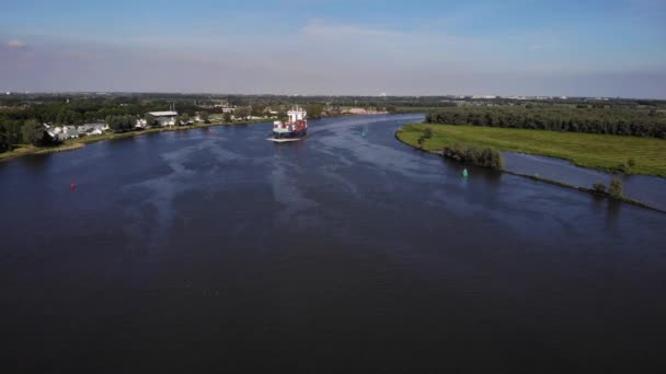 晴れた日にオランダの穏やかな川を航行するコンテナ船の空中ビュー ワイドショット — ストック動画