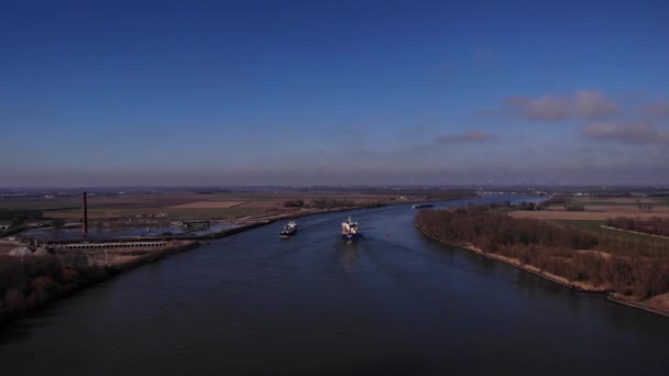 Vrachtschepen Het Water Luchtfoto Boven Rivier Drone Gaat Neer — Stockvideo