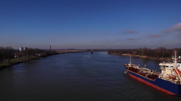 Légi Felvétel Egy Teherhajóról Ami Elhagyja Folyót Vízi Kereskedelem Koncepciója — Stock videók