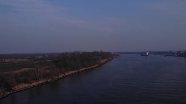 Frachtschiffe Wasser Luftaufnahme Über Dem Fluss Drohne Steigt Auf — Stockvideo