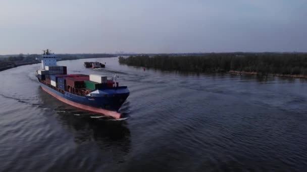 Kapal Barang Dalam Air Pemandangan Udara Atas Sungai Drone Naik — Stok Video